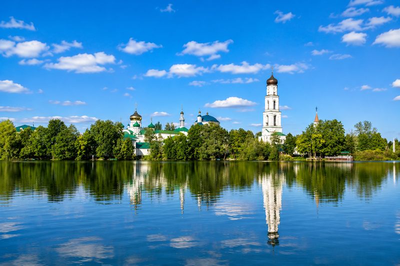 Красивый берег Раифского озера